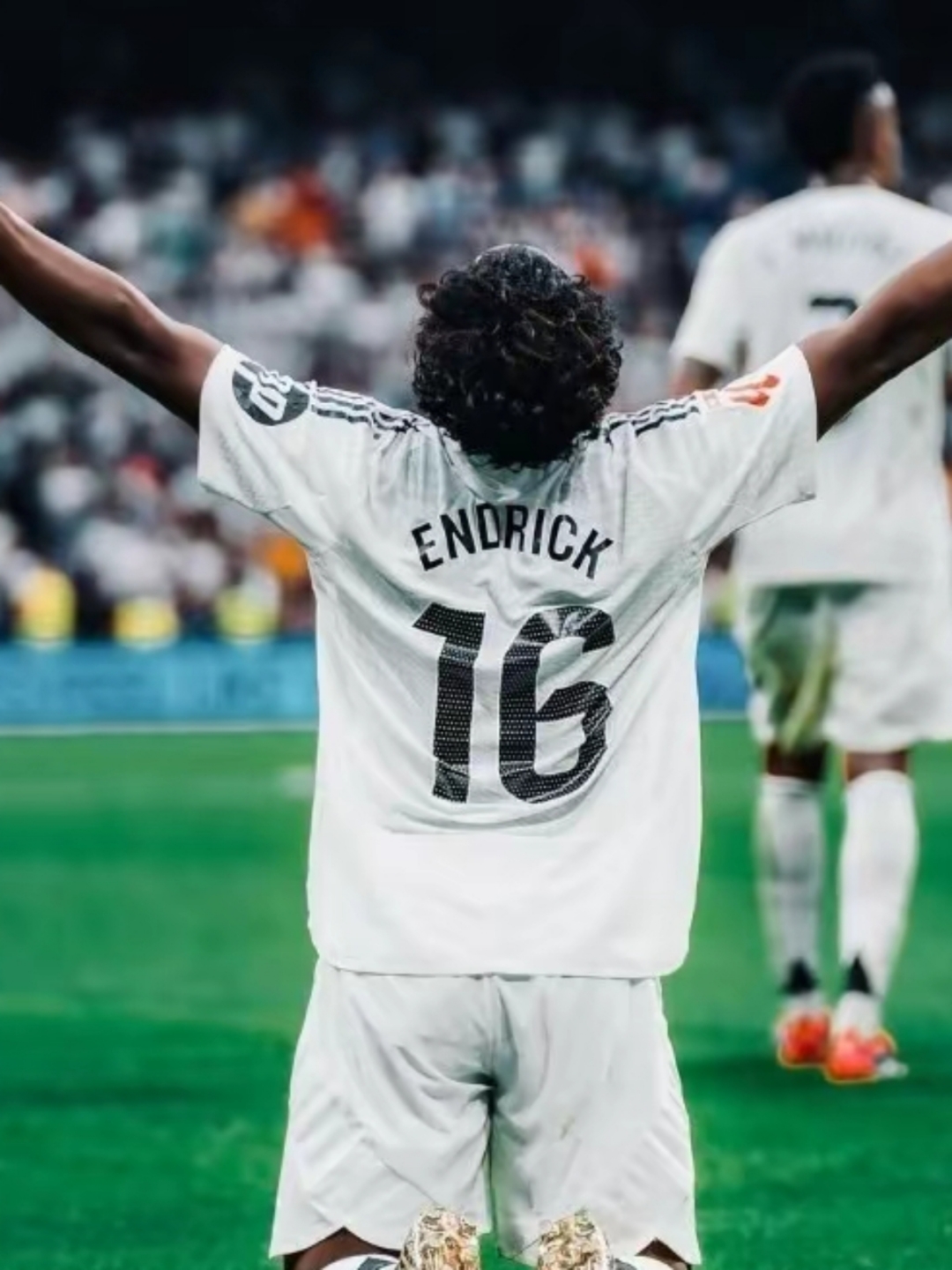 雷速体育-败北引发热议！，姆巴佩在巴塞罗那比赛中重返赛场再创辉煌时刻的简单介绍