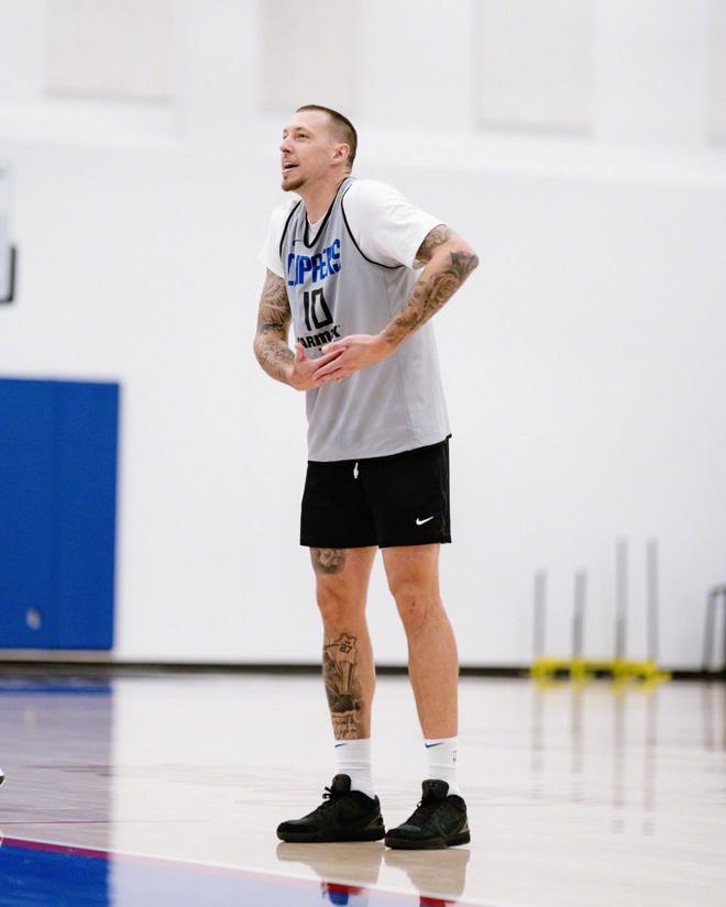 雷速-今晨全明星赛焦点战，洛杉矶快船官宣签约，更衣室稳定，临场指挥获称赞的简单介绍